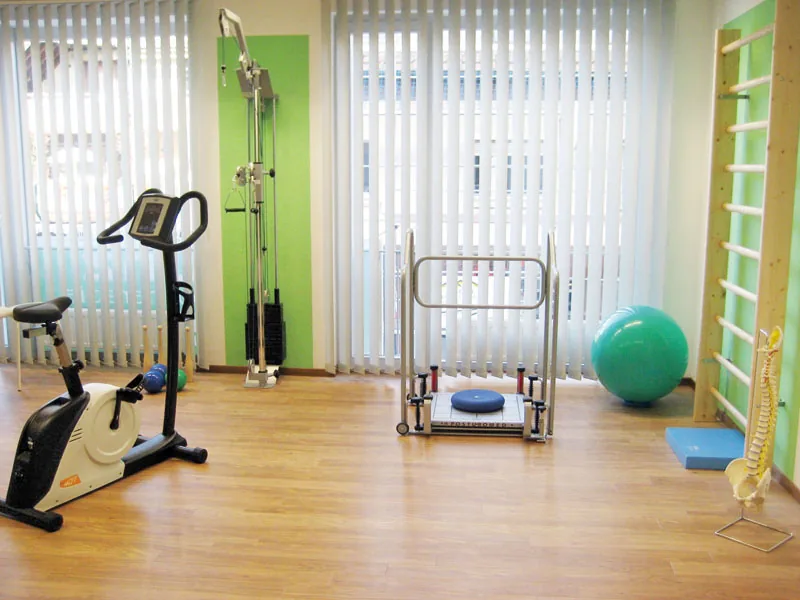Übungsraum mit Ergometer, Sprossenwand und Gymnastikball